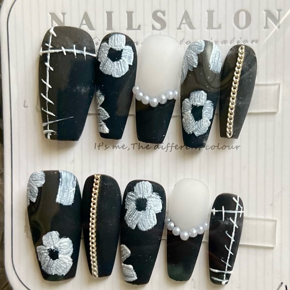 Gorgeous 10 pcs Handmade Press-On Nails (Nail Kit - Reusable). - Picture 3 of 3